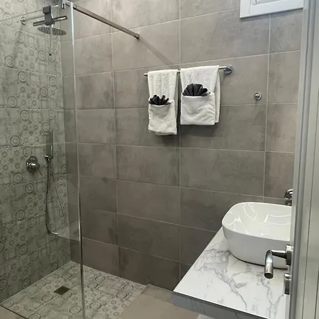 Playera Holiday home *